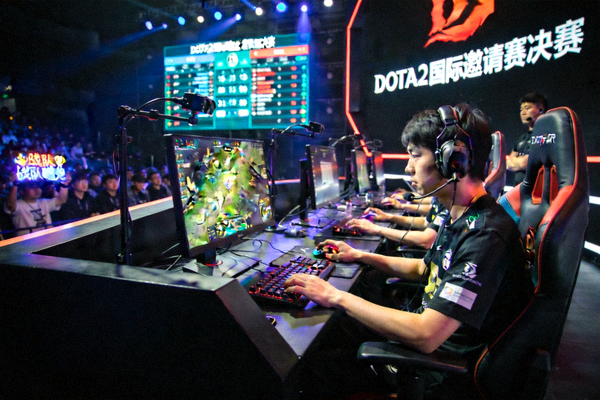 DOTA2国际邀请赛决赛现场直播，战队选手正在博弈